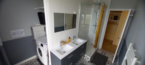 y baño con lavabo blanco y ducha. en Le Spacieux, Tendance et sa Vue Panoramique en Beauvais