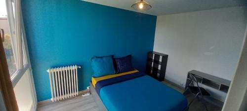 1 dormitorio azul con 1 cama con paredes azules en Le Spacieux, Tendance et sa Vue Panoramique, en Beauvais