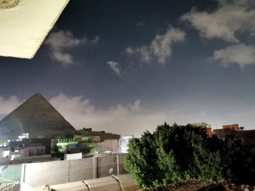 una vista de la pirámide y las pirámides en apartment pyramids view, en Giza