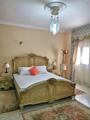 เตียงในห้องที่ apartment pyramids view