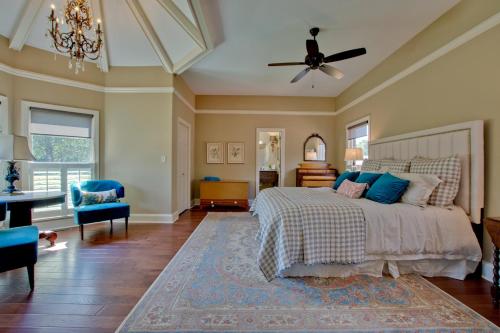 een slaapkamer met een bed en een plafondventilator bij Apperson House in Madison