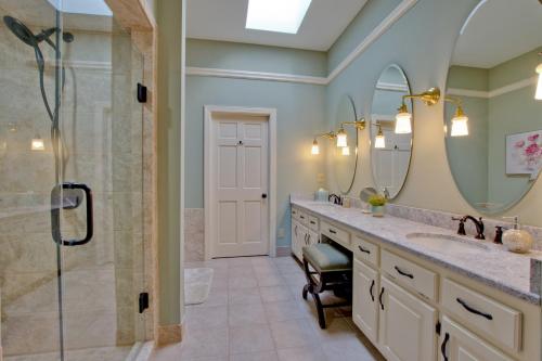 een badkamer met 2 wastafels en een douche bij Apperson House in Madison