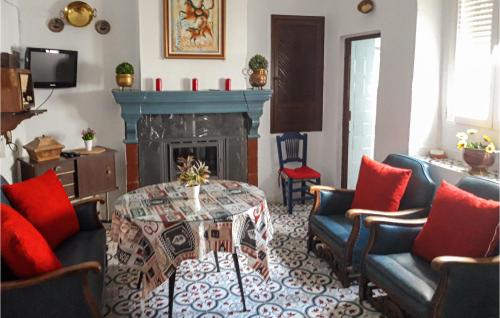 salon z kanapami i kominkiem w obiekcie Stunning Home In Padul With Kitchen w mieście Padul