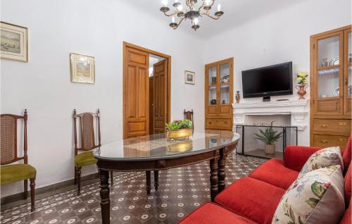 a living room with a table and a tv at Stunning Home In Padul With Kitchen in Padul