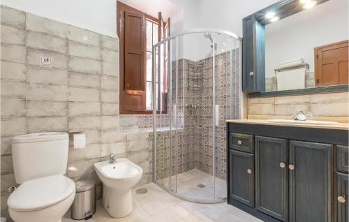 a bathroom with a toilet and a shower and a sink at Stunning Home In Padul With Kitchen in Padul