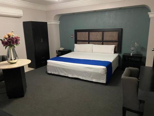 Un pat sau paturi într-o cameră la Hotel Real de La Barca