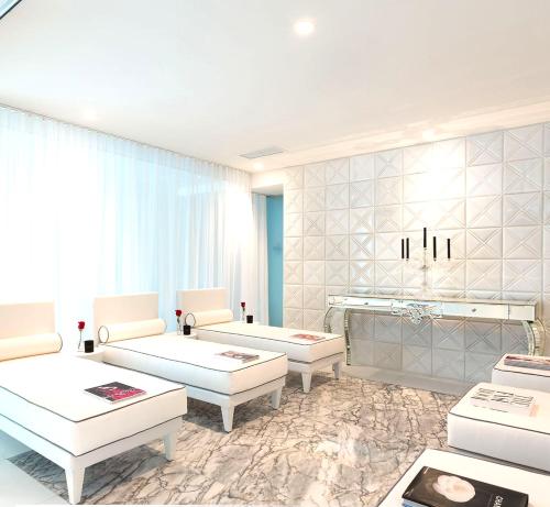 een woonkamer met witte meubels en een groot raam bij Yoo Panama in Panama-Stad