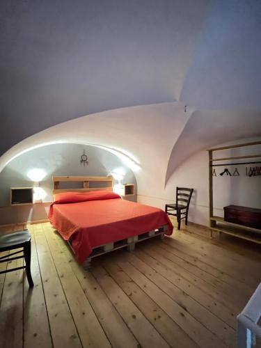 Un dormitorio con una cama con un edredón rojo. en Antony’s Home, en Catania