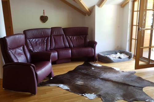 - un salon avec un canapé en cuir et un tapis en fourrure dans l'établissement Daniela 7 by SMR Luxury Apartments, à Rauris