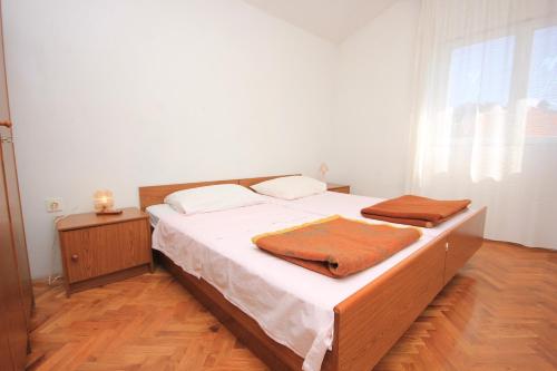 ein Schlafzimmer mit einem Bett mit zwei Handtüchern darauf in der Unterkunft Apartments by the sea Zaglav, Dugi otok - 8145 in Zaglav