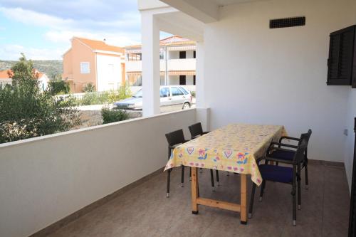 stół i krzesła na balkonie z widokiem w obiekcie Apartments by the sea Razanj, Rogoznica - 8361 w Rogoznicy