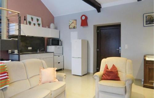 un soggiorno con 2 sedie e un divano bianco di 1 Bedroom Gorgeous Home In Basbellain a Basbellain