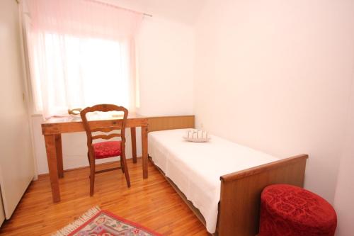 - une chambre avec un lit, un bureau et une chaise dans l'établissement Seaside holiday house Cavtat, Dubrovnik - 8557, à Cavtat
