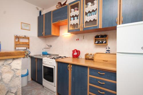 Dapur atau dapur kecil di Apartments with parking space Rukavac, Vis - 8836