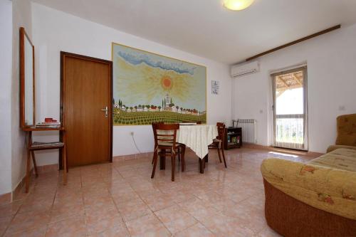 ein Wohnzimmer mit einem Tisch und einem Sofa in der Unterkunft Apartments with a parking space Tkon, Pasman - 8411 in Tkon