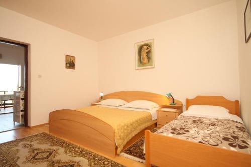 Kukljica的住宿－Apartments with a parking space Kukljica, Ugljan - 8237，一间卧室,配有两张床