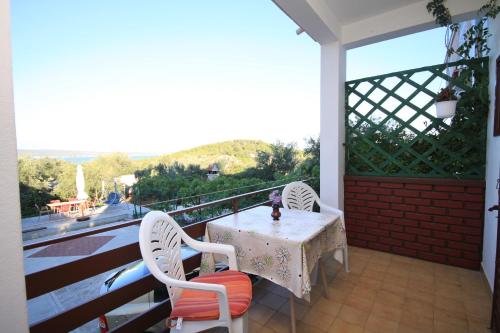 een tafel en stoelen op een balkon met uitzicht bij Apartments with a parking space Kukljica, Ugljan - 8237 in Kukljica