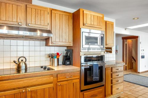 Una cocina o zona de cocina en Buck Mountain Home