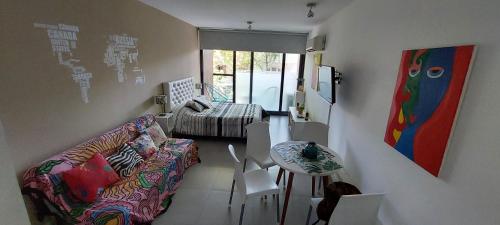 ein Wohnzimmer mit einem Sofa und einem Tisch in der Unterkunft Soy Carlos, te espero en Palermo in Buenos Aires