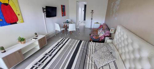 ein Wohnzimmer mit einem Bett und einem Tisch in der Unterkunft Soy Carlos, te espero en Palermo in Buenos Aires