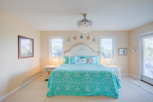 - une chambre avec un lit et une couette verte dans l'établissement Pink Permuda, à North Topsail Beach