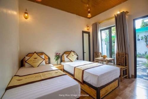 Giường trong phòng chung tại Hang Múa Village Homestay