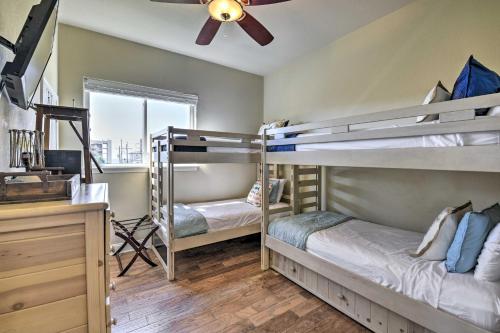 2 łóżka piętrowe w pokoju z wentylatorem sufitowym w obiekcie Miramar Beach Condo 5 Minute Walk to Beach! w mieście Destin