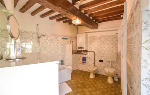 y baño con aseo, lavabo y espejo. en Lovely Home In Monchio Delle Olle With Kitchen, en Case la Selva