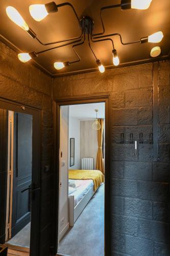 une chambre avec un lit et un miroir dans une pièce dans l'établissement Verdun Doré - Parking gratuit, Netflix, Balcon, Internet Fibre - 2 Ch, au Havre