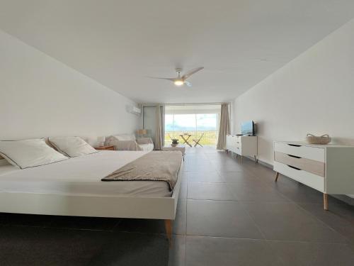 Postel nebo postele na pokoji v ubytování Top floor unit 520 ft2 - 48 m2 with stunning dominant view on ocean, St Barth, Orient Bay