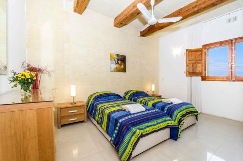 Four Winds Holiday Home tesisinde bir odada yatak veya yataklar