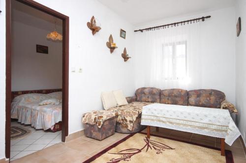 En eller flere senge i et værelse på Apartments with WiFi Stivan, Cres - 382