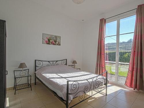 ein Schlafzimmer mit einem Bett und einem großen Fenster in der Unterkunft Pleasant holiday home in Aure sur Mer with terrace in Sainte-Honorine-des-Pertes