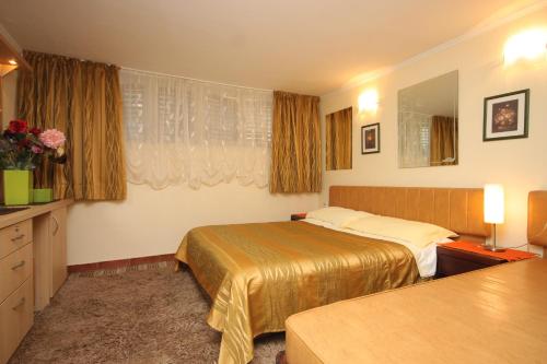 pokój hotelowy z 2 łóżkami w pokoju w obiekcie Apartments with a parking space Lovran, Opatija - 2336 w mieście Lovran