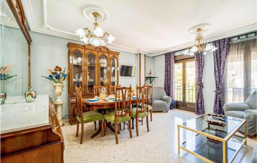 Posedenie v ubytovaní 3 Bedroom Cozy Apartment In Pegalajar