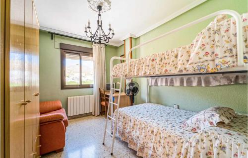 - une chambre avec des lits superposés et un escalier dans l'établissement 3 Bedroom Cozy Apartment In Pegalajar, à Pegalajar