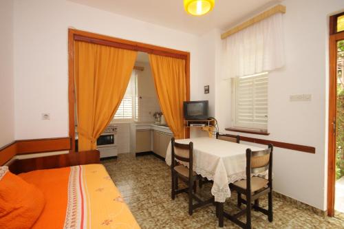 Apartments by the sea Mali Losinj (Losinj) - 2492