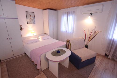 Posteľ alebo postele v izbe v ubytovaní Apartments with parking spaces Vis - 2476