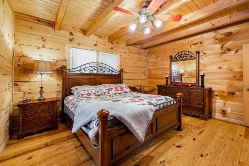 - une chambre avec un lit dans une cabane en rondins dans l'établissement Rustic Retreat, à West Jefferson