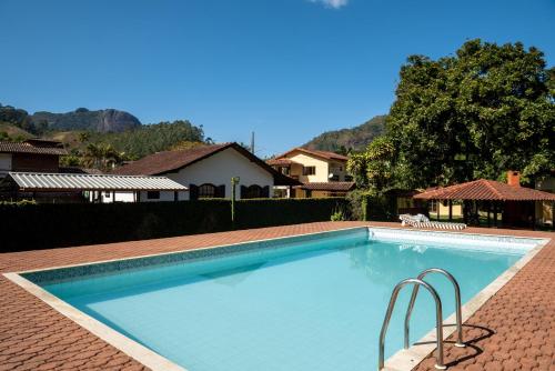 The swimming pool at or close to 4 Quartos a 500m Centro - Sauna, Piscina, Fogão a Lenha, Churrasqueira - ACESSO PRIVATIVO AO AO RIO - Ideal para famílias