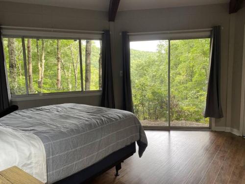 Ένα ή περισσότερα κρεβάτια σε δωμάτιο στο Montreat Round House - mountain views, renovated