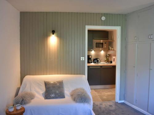 - une chambre avec un lit doté de 2 oreillers en peluche dans l'établissement Studio à Méribel avec balcon et casier à ski, proche télésiège - FR-1-180-576, à Les Allues