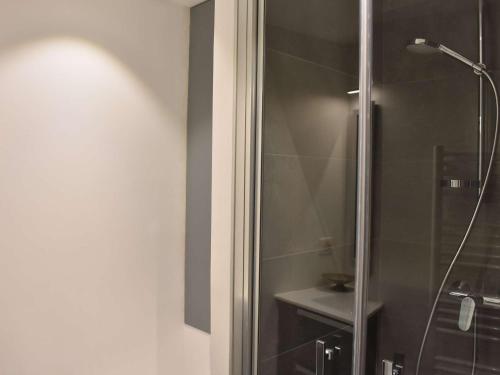 une douche avec une porte vitrée dans une salle de bain dans l'établissement Studio à Méribel avec balcon et casier à ski, proche télésiège - FR-1-180-576, à Les Allues