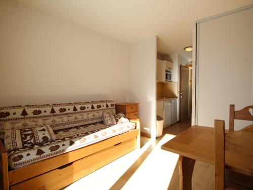 une chambre avec un lit en bois dans une pièce dans l'établissement Studio cabine rénové, 4 couchages, à 400m des pistes - Flaine Forêt - FR-1-687-1, à Arâches-la-Frasse