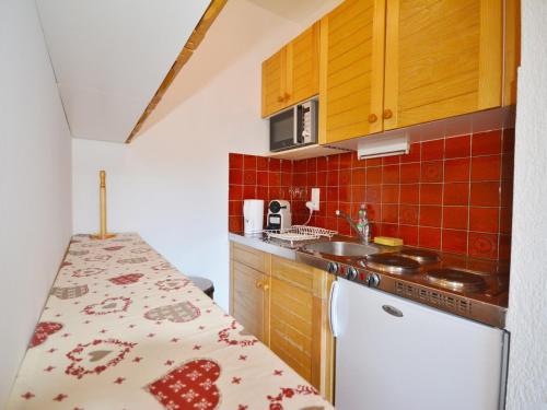 une petite cuisine avec un comptoir et un évier dans l'établissement Studio cosy pour 4 pers. à Morzine avec balcon, parking et casier à skis - FR-1-684-44, à Morzine
