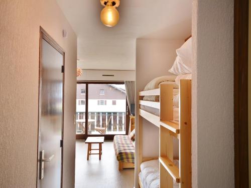 Ce dortoir dispose de lits superposés et d'un balcon. dans l'établissement Studio cosy pour 4 pers. à Morzine avec balcon, parking et casier à skis - FR-1-684-44, à Morzine