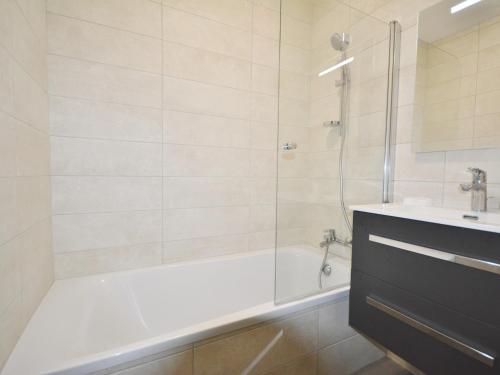 une salle de bain avec une baignoire blanche et un lavabo dans l'établissement Studio cosy pour 4 pers. à Morzine avec balcon, parking et casier à skis - FR-1-684-44, à Morzine