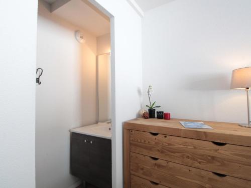 een badkamer met een wastafel en een houten dressoir bij Appartement Flaine, 3 pièces, 6 personnes - FR-1-687-16 in Arâches-la-Frasse