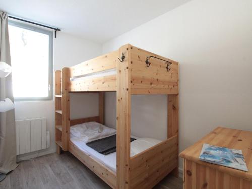 een houten stapelbed in een kamer met een bureau bij Appartement Flaine, 3 pièces, 6 personnes - FR-1-687-16 in Arâches-la-Frasse