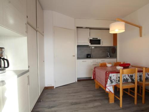 kuchnia i jadalnia ze stołem i krzesłami w obiekcie Studio rénové 4 pers avec balcon sud, proche pistes et commerces, casier à skis, parking - FR-1-687-33 w mieście Arâches-la-Frasse